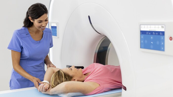 Technologist saving time preparing patient for an MR imaging exam with easy workflow