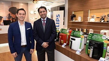 Download image (.jpg) Fuji Sartono, Head of Marketing for Philips Lighting and Muhammad Ali Jaleel, Country Manager for Philips Malaysia (opens in a new window)