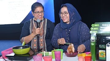 Download image (.jpg) Mary Easaw, Chief Dietitian of IJN and Chef Marina Mustafa with the Philips Airfryer (opens in a new window)