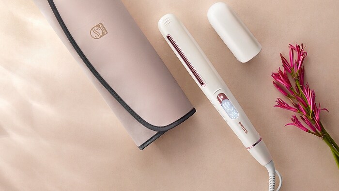 The intelligent microprocessor in the Hair Dryer Prestige scans hair and adjust the temperature to prevent overheating and preserves 90% of hair’s natural moisture. 